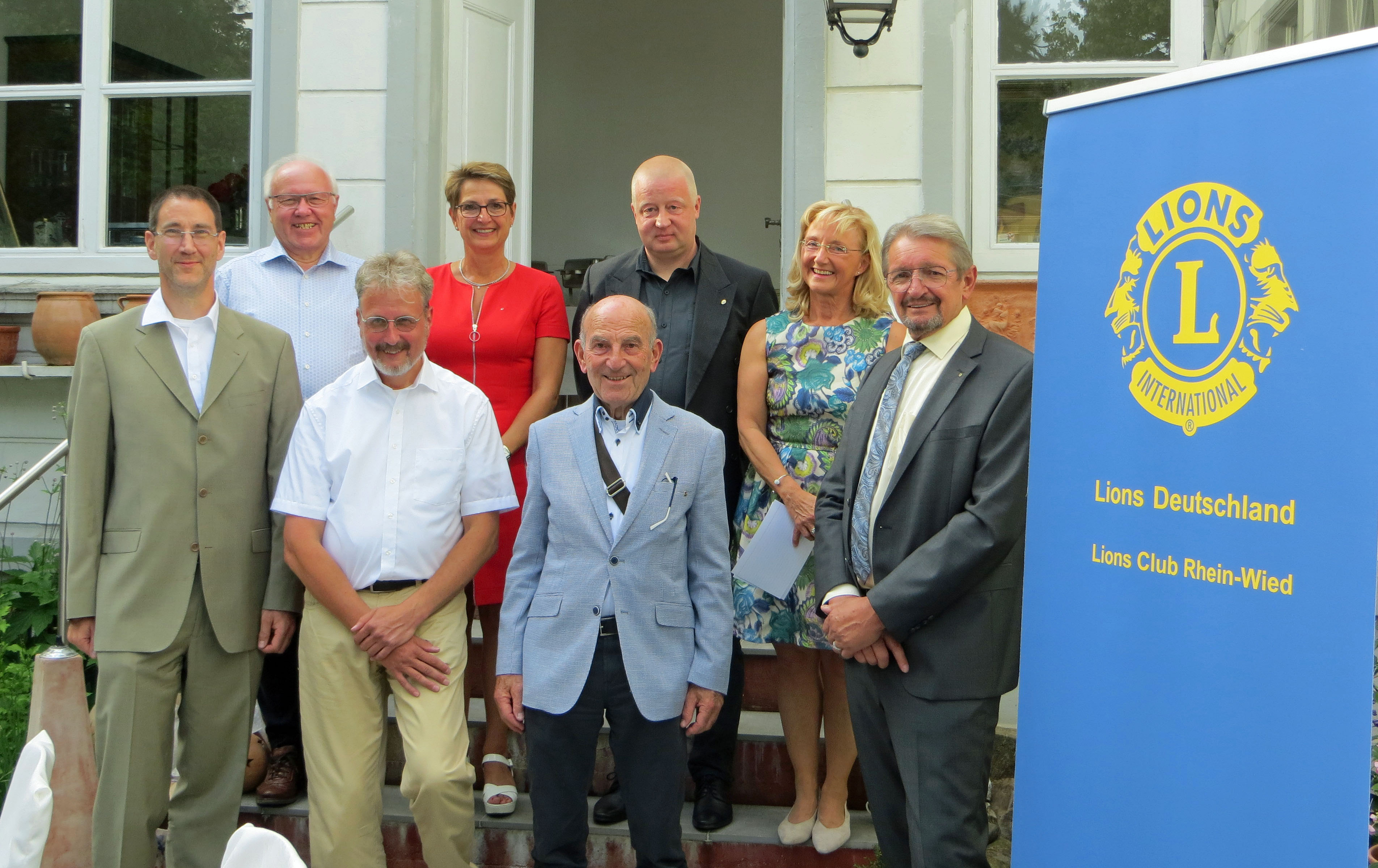 v.l.n.r: Joachim Zuckschwerdt, Hellmuth Buhr, Frank Schmickler, Bärbel Schülzchen, Günter Sandvoß, Dirk Scheele, Ingeborg Mende (Präsidentin), Eberhard Mandel<br>Foto: LC Rhein-Wied